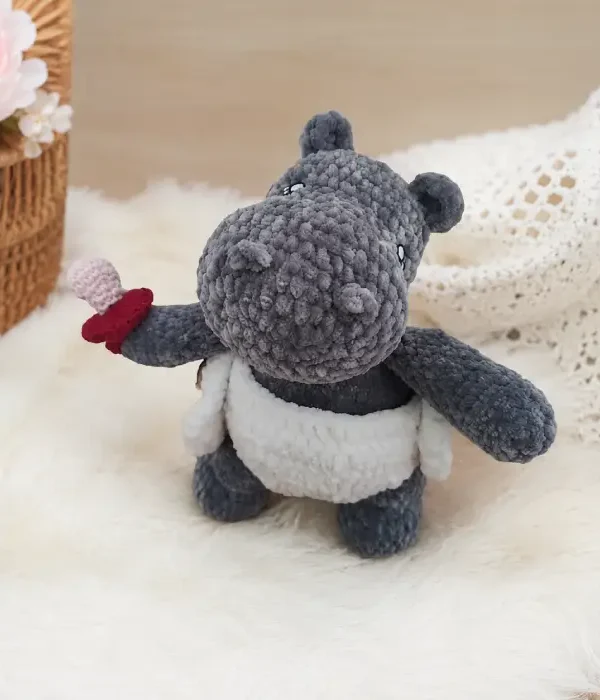 Doudou bébé hippopotame au crochet artisanal Doudou bébé hippopotame au crochet artisanal fait main, peluche douce pour bébé en coloris gris et blanc