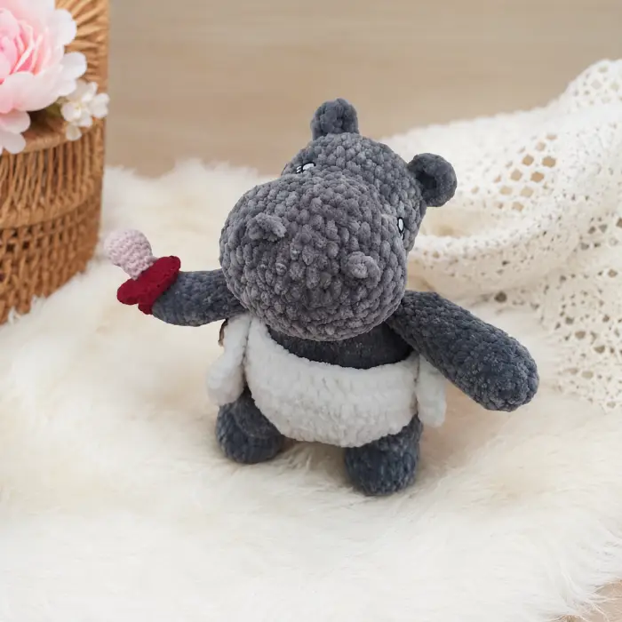 Doudou bébé hippopotame au crochet artisanal Doudou bébé hippopotame au crochet artisanal fait main, peluche douce pour bébé en coloris gris et blanc