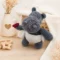 Doudou bébé hippopotame au crochet dans une chambre de bébé Doudou bébé hippopotame au crochet artisanal posé dans un univers doux de chambre de bébé