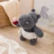Doudou bébé hippopotame au crochet dans une chambre de bébé Doudou bébé hippopotame au crochet artisanal présenté sur un meuble en bois dans une chambre de bébé