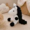 Doudou cheval au crochet artisanal posé dans un univers doux de chambre de bébé