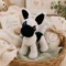 Doudou chiot Berger Allemand au crochet dans un panier cadeau naissance Doudou chiot Berger Allemand au crochet fait main présenté dans un panier cadeau de naissance avec textiles pour bébé.