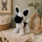 Doudou chiot Berger Allemand au crochet sur étagère enfant Doudou chiot Berger Allemand au crochet fait main posé sur une étagère dans une chambre d’enfant.
