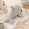 Doudou dauphin au crochet artisanal vue arrière dans un univers marin Doudou dauphin au crochet artisanal gris photographié de dos dans une décoration bord de mer pour chambre de bébé