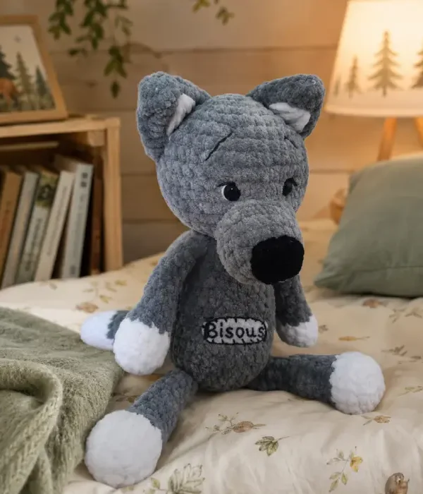 Doudou loup au crochet artisanal dans une chambre d'enfant chaleureuse