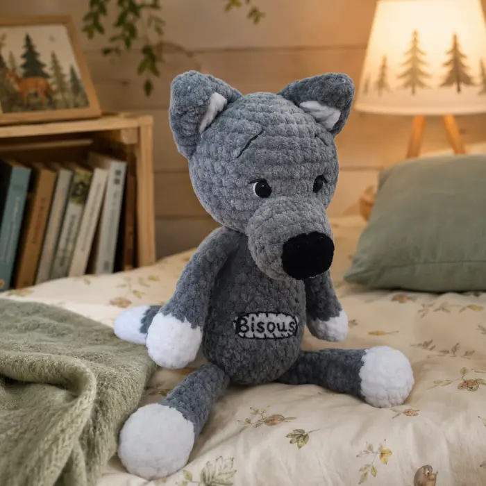 Doudou Loup au Crochet Artisanal Doudou loup au crochet artisanal dans une chambre d'enfant chaleureuse