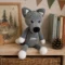 Doudou Loup au Crochet dans un Univers Forêt Doudou loup au crochet artisanal présenté sur une étagère dans une chambre d'enfant thème forêt
