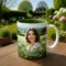 Mug personnalisé photo Maman – Exemple de création personnalisée Mug personnalisé avec photo imprimée représentant une maman dans un jardin fleuri