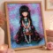 Gros plan sur un tableau diamond painting Gorjuss encadré avec diamants scintillants