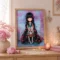 Tableau diamond painting Gorjuss encadré posé sur une console dans une décoration intérieure romantique