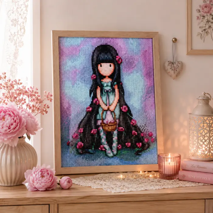 Tableau diamond painting Gorjuss encadré posé sur une console dans une décoration intérieure romantique