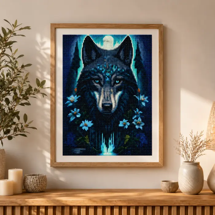 Tableau loup en Diamond Painting encadré 30x40 cm accroché au mur dans une décoration intérieure chaleureuse