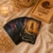 Cartes de l’Oracle des Loups présentées en éventail dans une ambiance spirituelle avec coffret en bois et cristaux.
