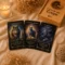 Exemples de cartes divinatoires de l'Oracle des Loups présentées dans une ambiance spirituelle chaleureuse