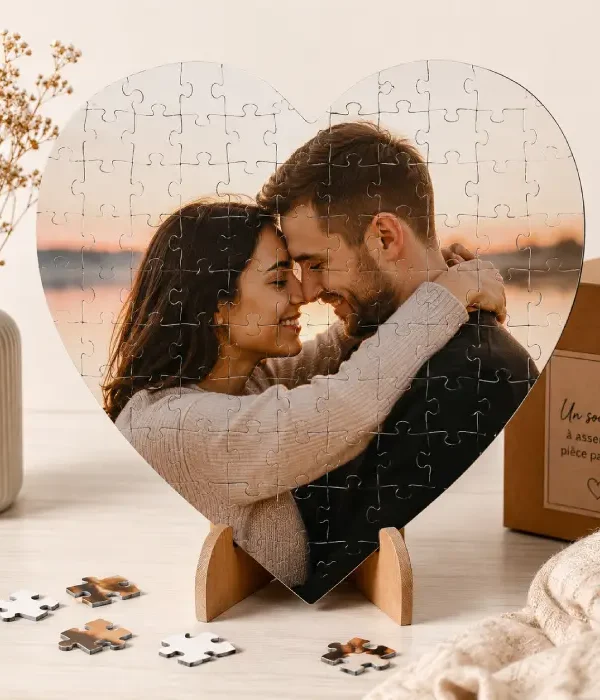 Puzzle coeur photo personnalisé avec photo de couple, présenté dans une ambiance chaleureuse et romantique.