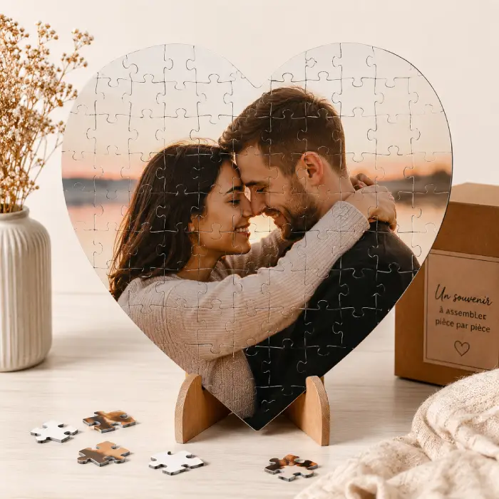 Puzzle coeur photo personnalisé avec photo de couple, présenté dans une ambiance chaleureuse et romantique.