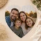 Puzzle cœur personnalisé avec photo d’une famille souriante, présenté dans une ambiance douce et chaleureuse.