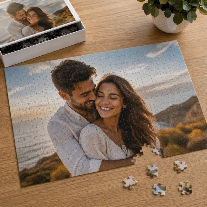 Puzzle photo personnalisé – Souvenir romantique au coucher du soleil Puzzle photo personnalisé représentant un couple enlacé au coucher du soleil sur la côte.